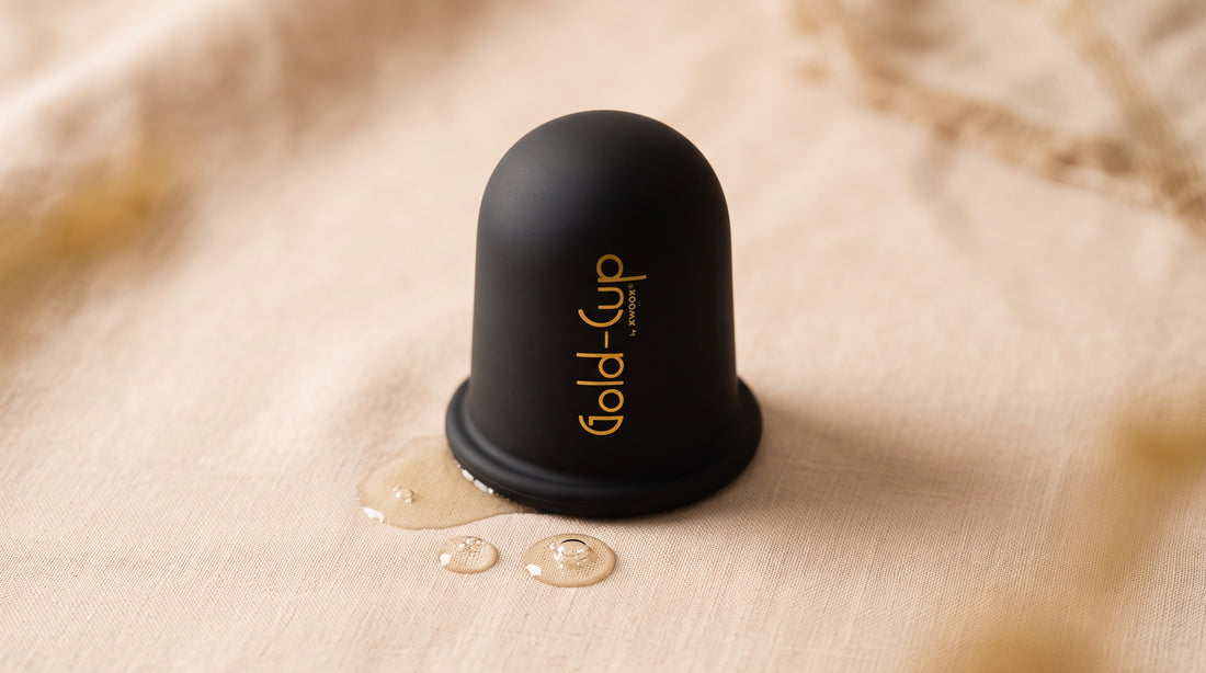 Coppetta anticellulite Gold Cup XWOOX in silicone su superficie naturale