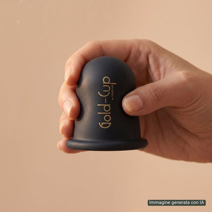 Coppetta Gold-Cup XWOOX in silicone tenuta in mano, dettaglio macro del materiale