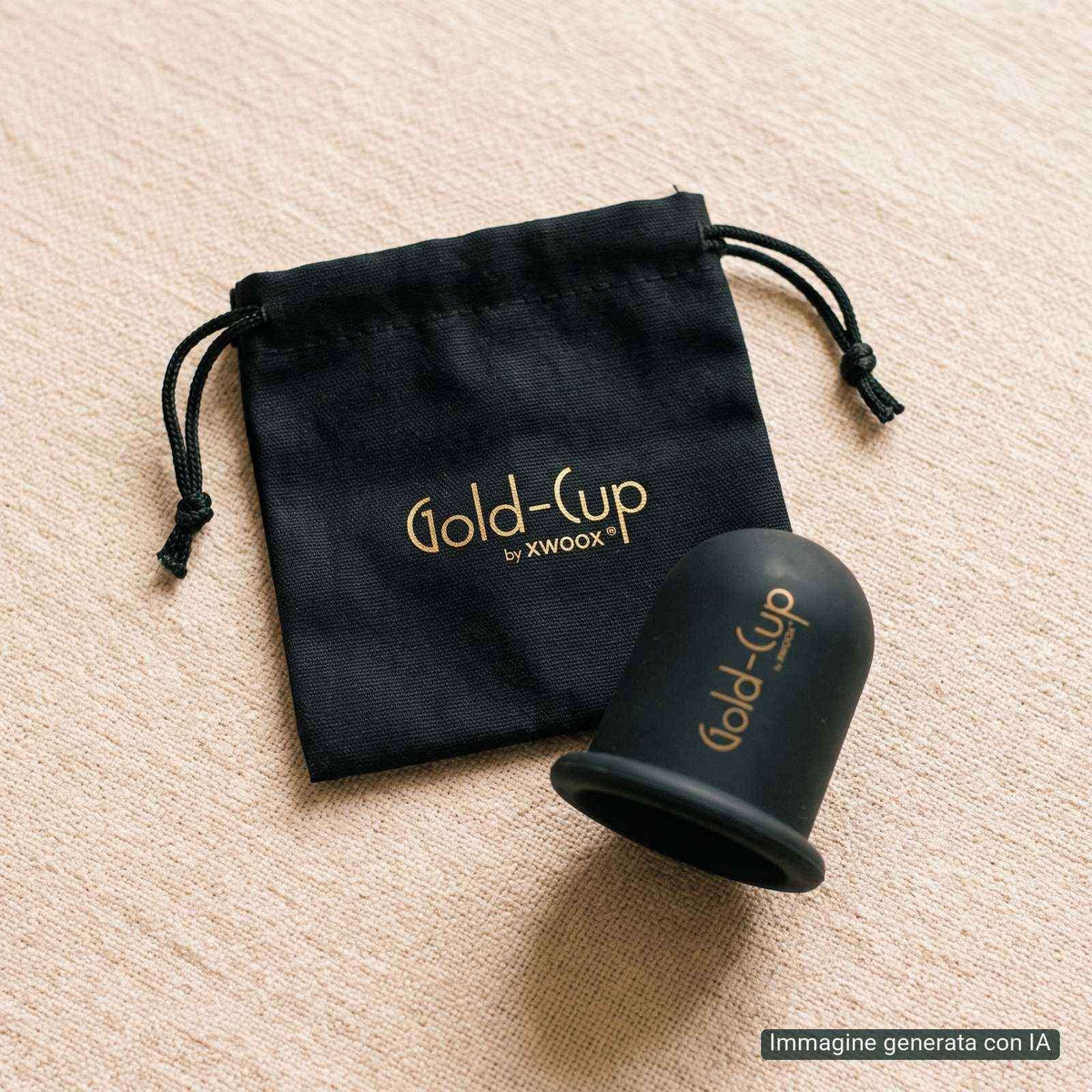 Coppetta Gold-Cup XWOOX con sacchetto in tessuto nero, composizione flat-lay