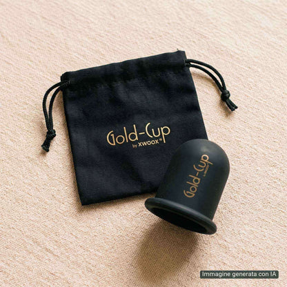 Coppetta Gold-Cup XWOOX con sacchetto in tessuto nero, composizione flat-lay