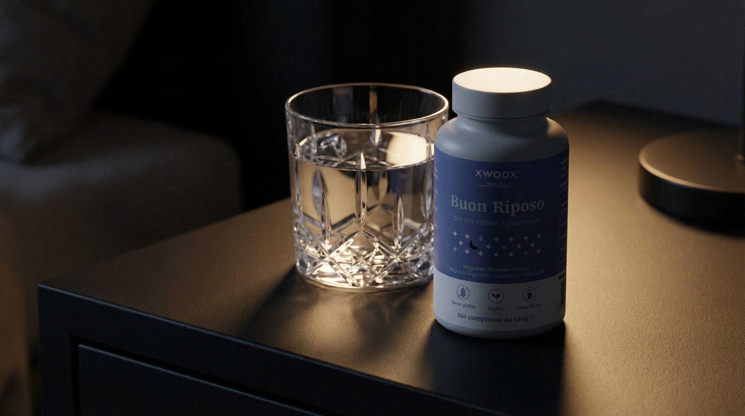 Boccetta in vetro ambrato e bicchiere d'acqua su comodino notturno in penombra, simboleggiando l'uso di melatonina per dormire.